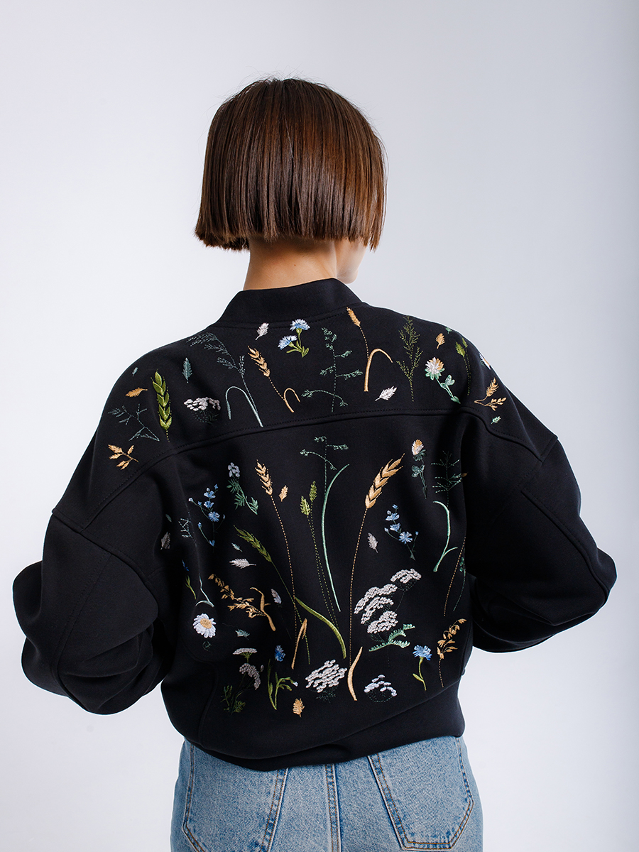 Бомбер черный женский с вышивкой "Цветущий ветер"