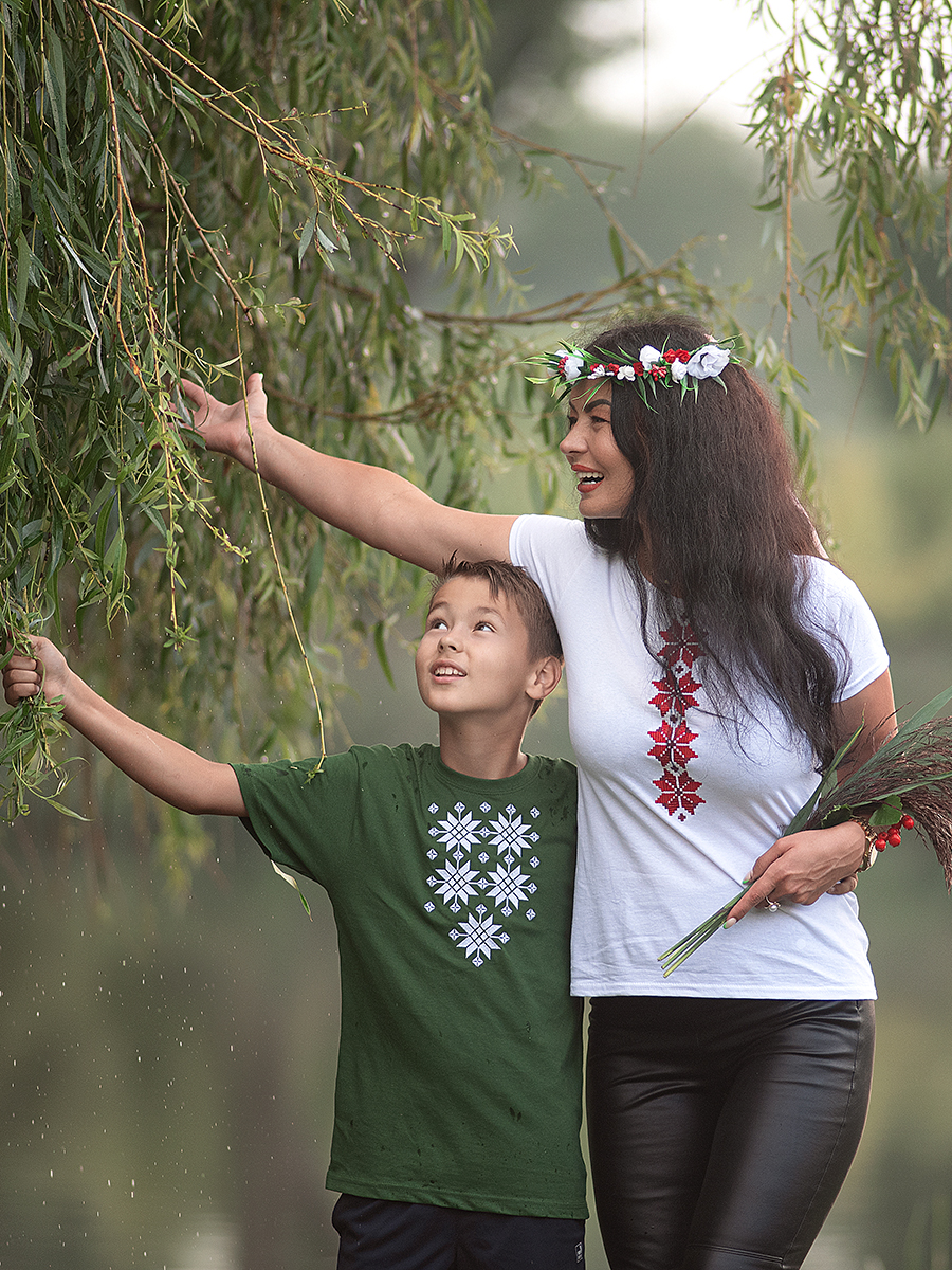 Детская футболка зеленая с белой вышивкой "Жыццё"