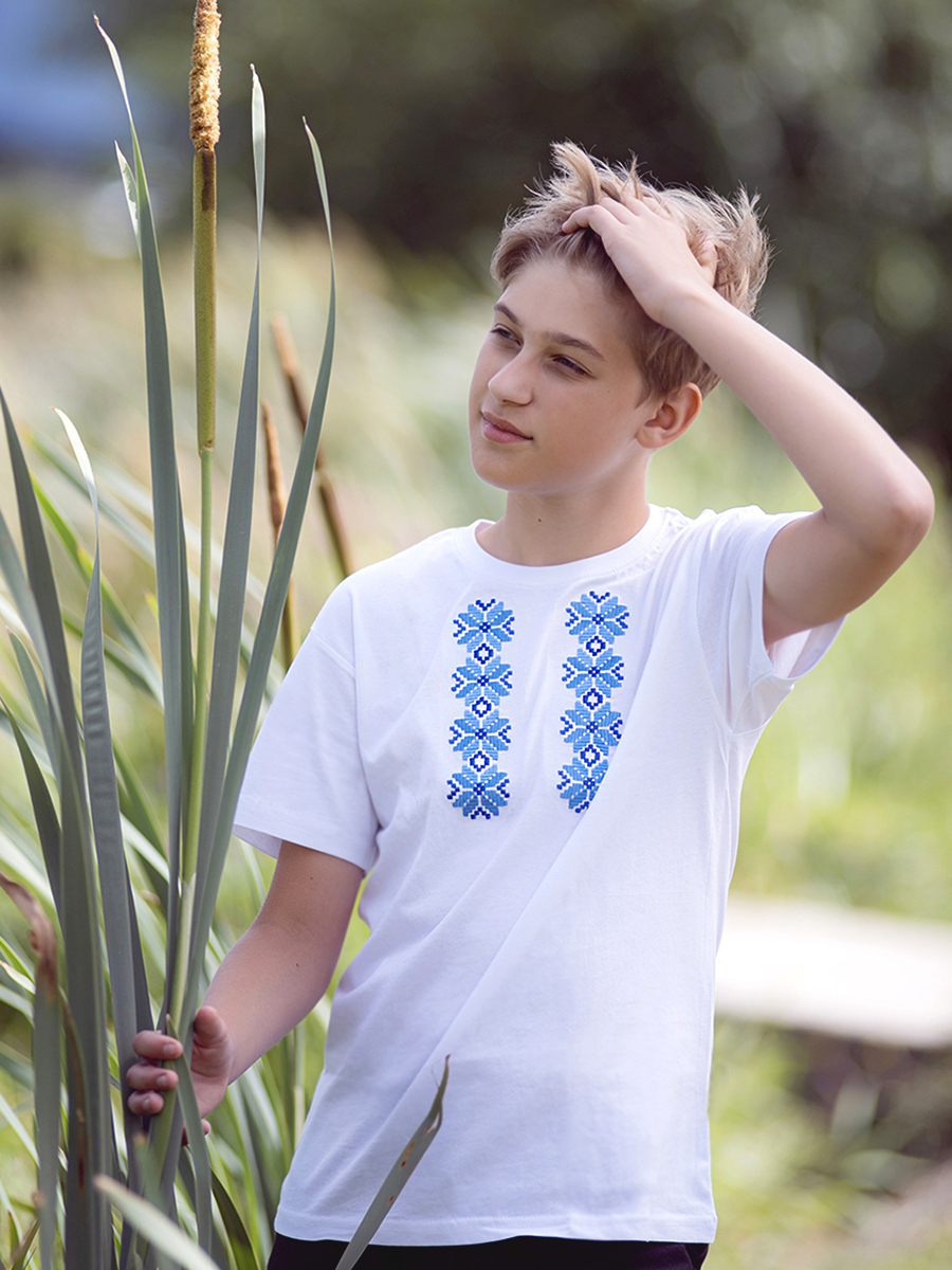 Детская футболка белая с синей вышивкой "Хараство"