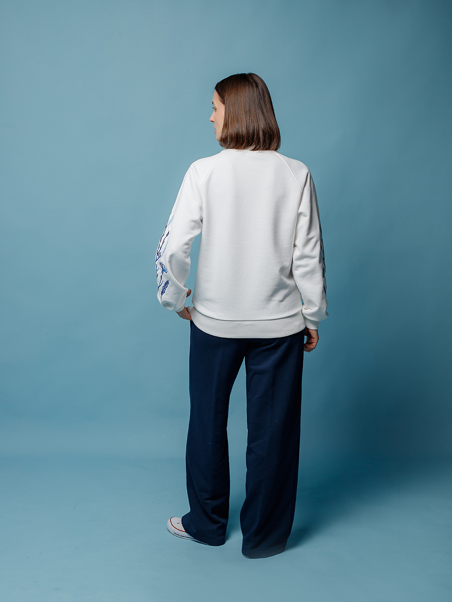 Женский свитшот реглан молочного цвета с вышивкой "Васильковые грёзы"