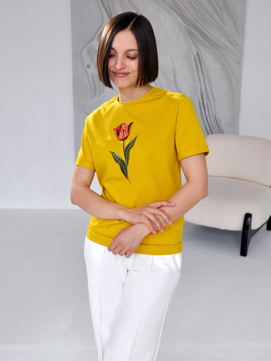 Женская горчичная футболка оверсайз с вышивкой "Тюльпан"
