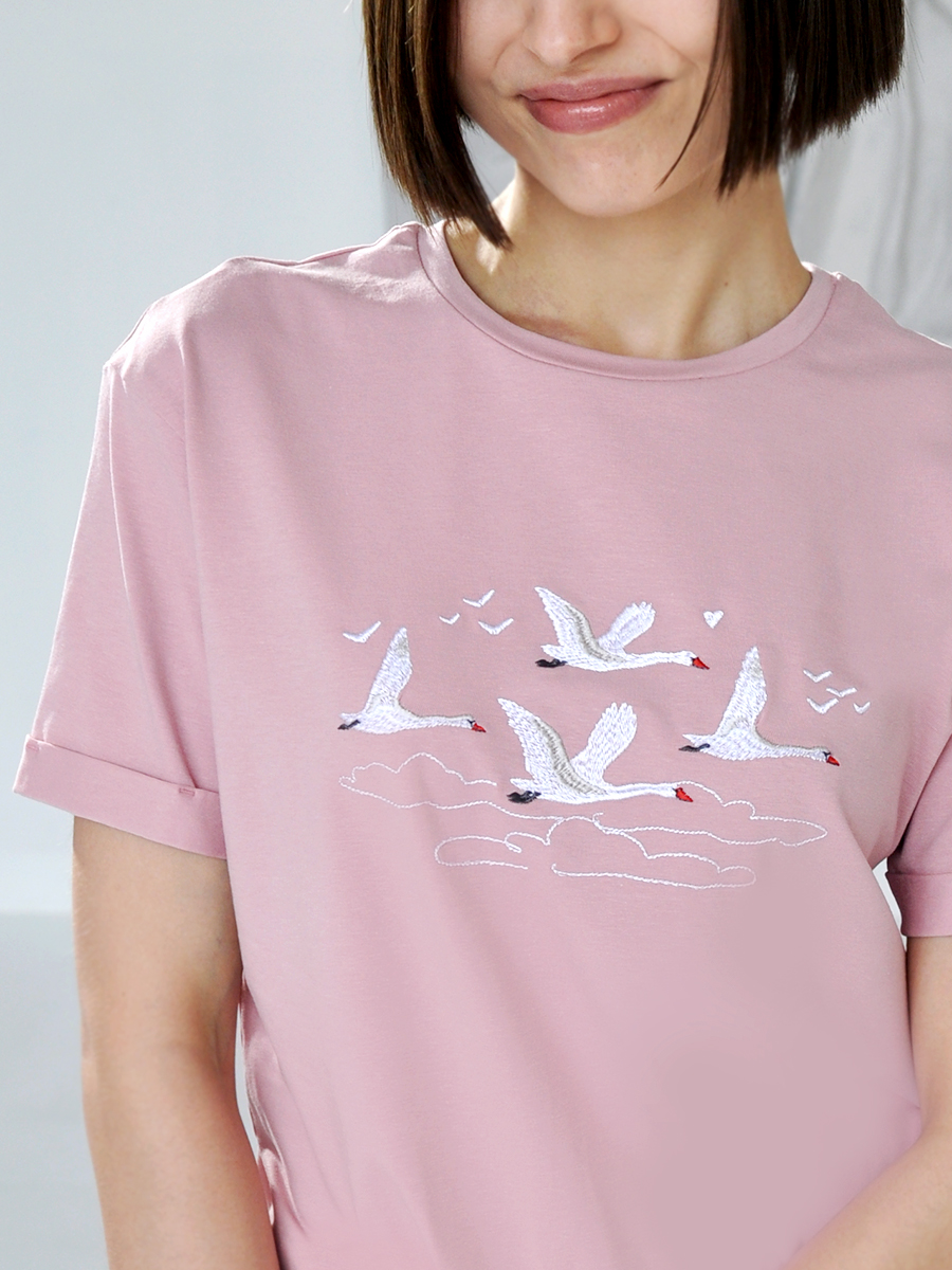 Женская футболка цвета пыльная роза оверсайз с вышивкой "Лебеди"