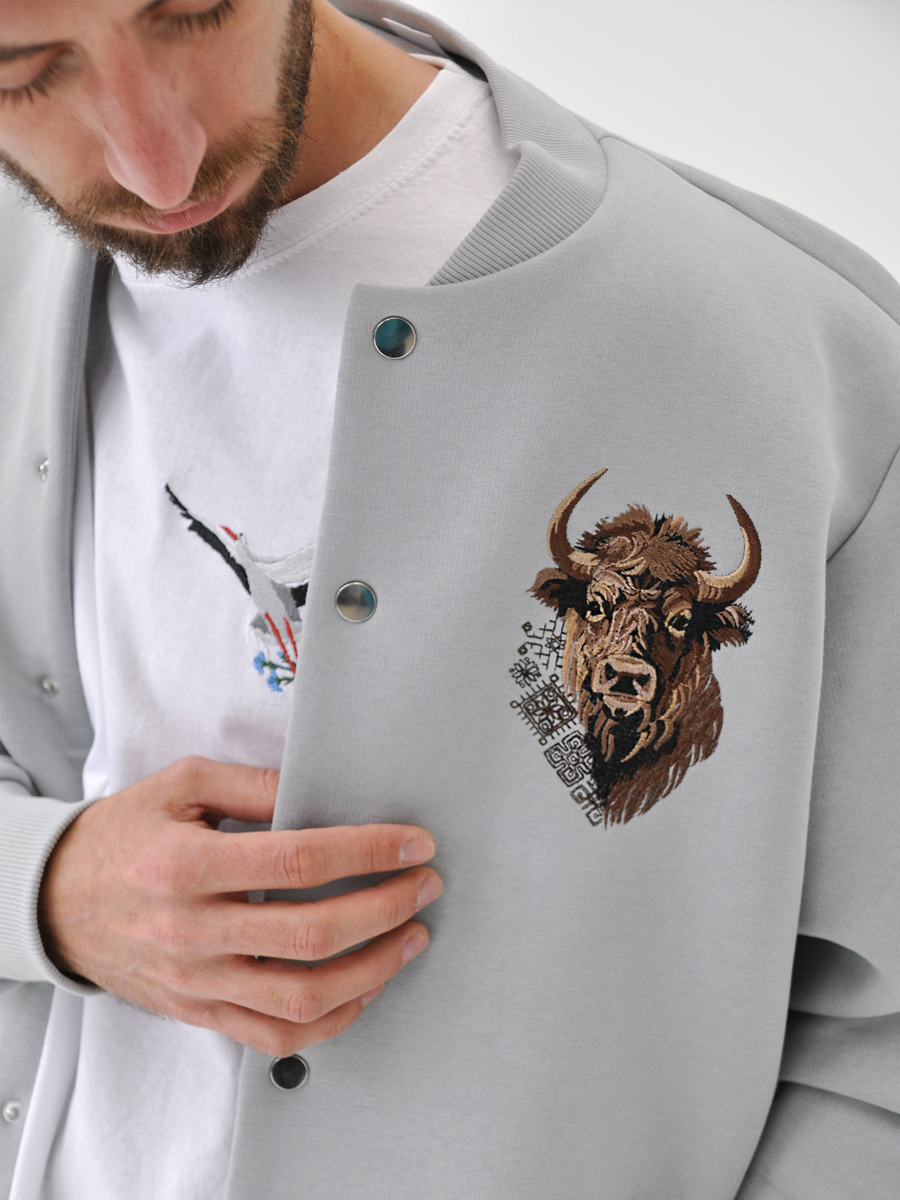Бомбер мужской светло-серый с вышивкой "Бизон"