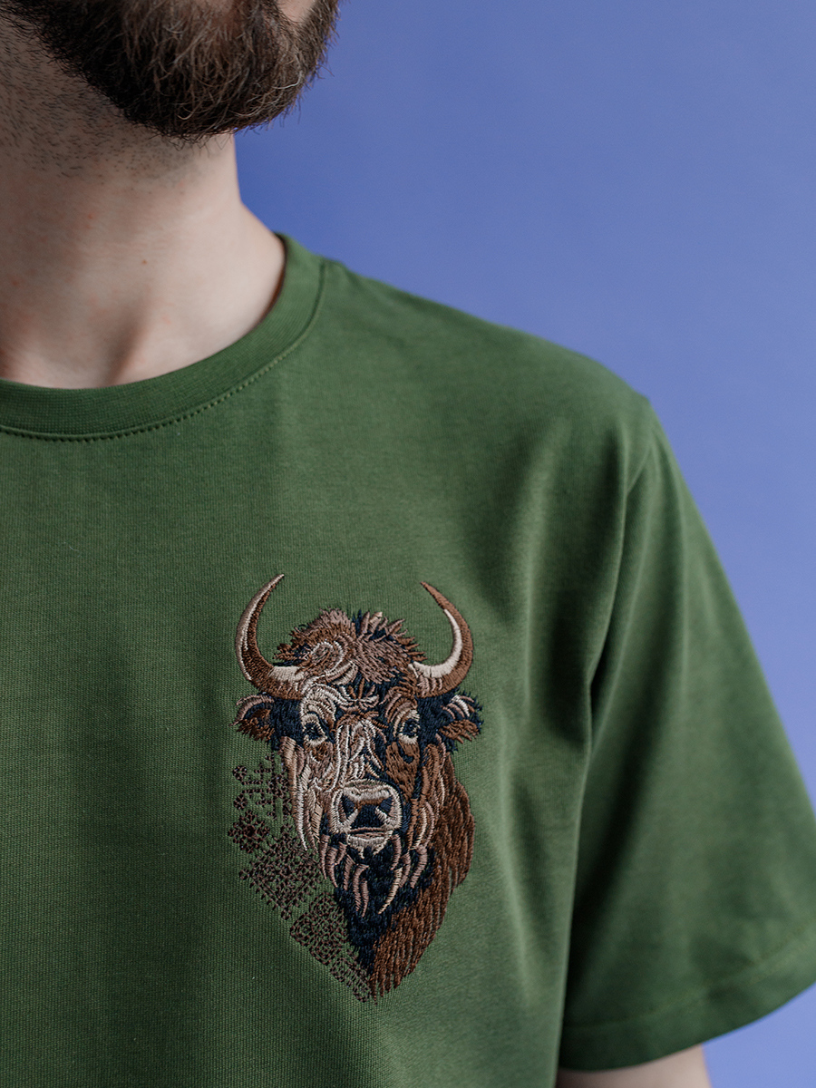 Темно-зеленая футболка мужская плотная с вышивкой "Бизон"