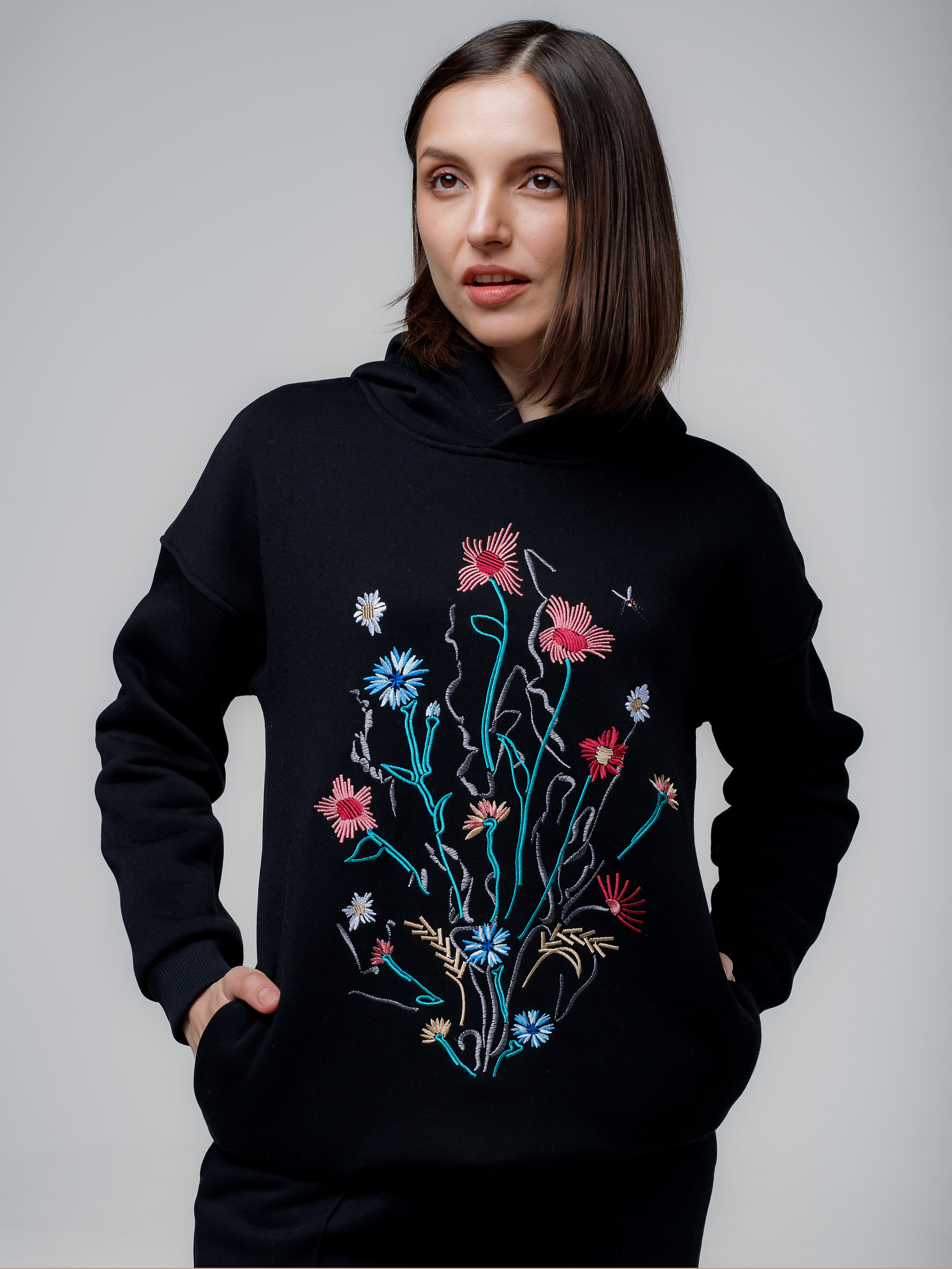 Худи женское черное с вышивкой "Цветочная галактика"