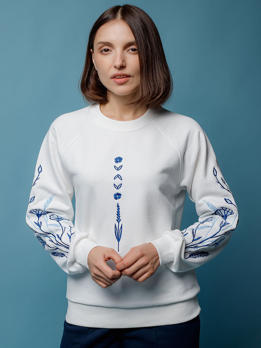 Женский свитшот реглан молочного цвета с вышивкой "Васильковые грёзы"