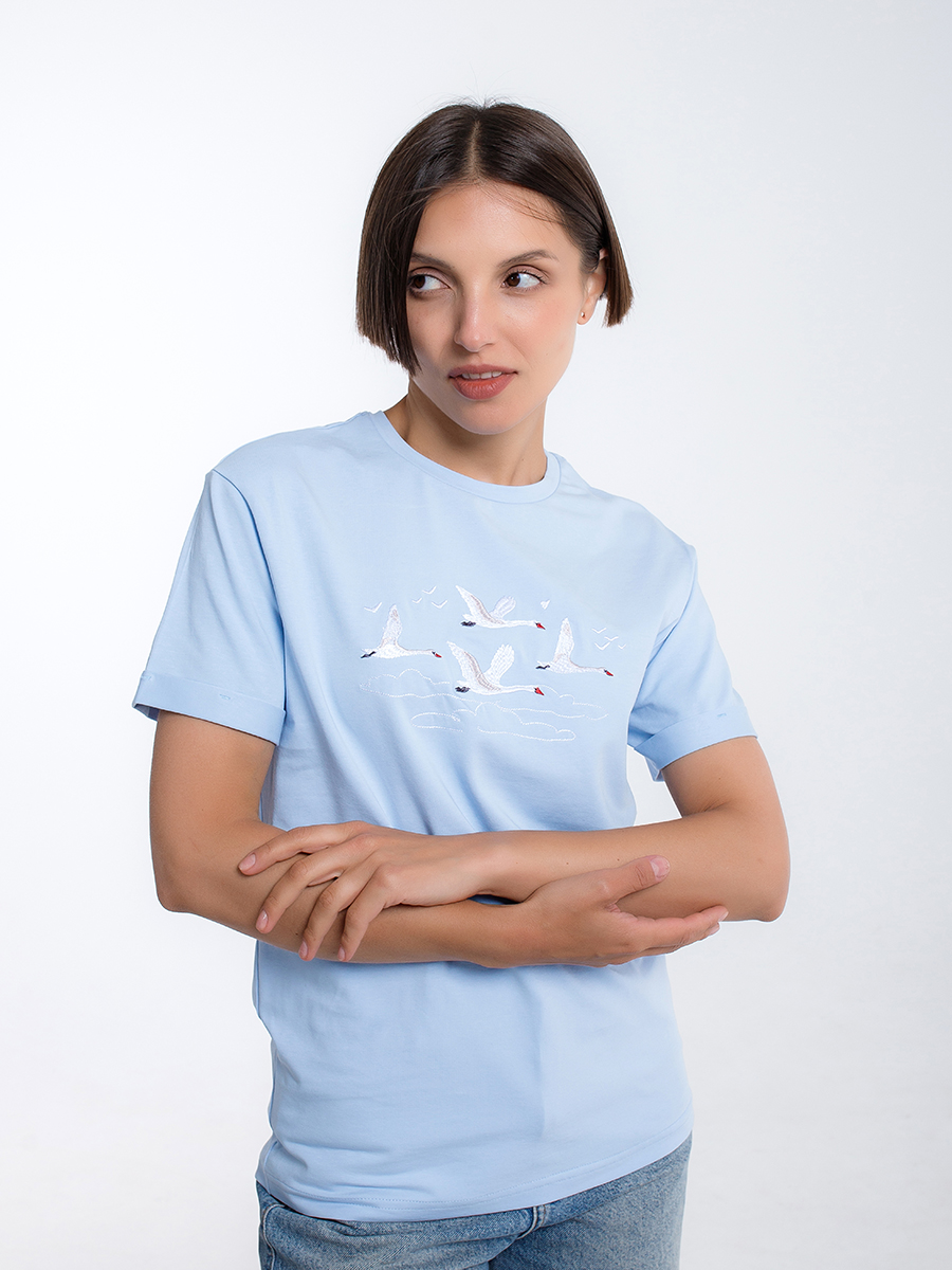 Женская футболка голубая  оверсайз с вышивкой "Лебеди"
