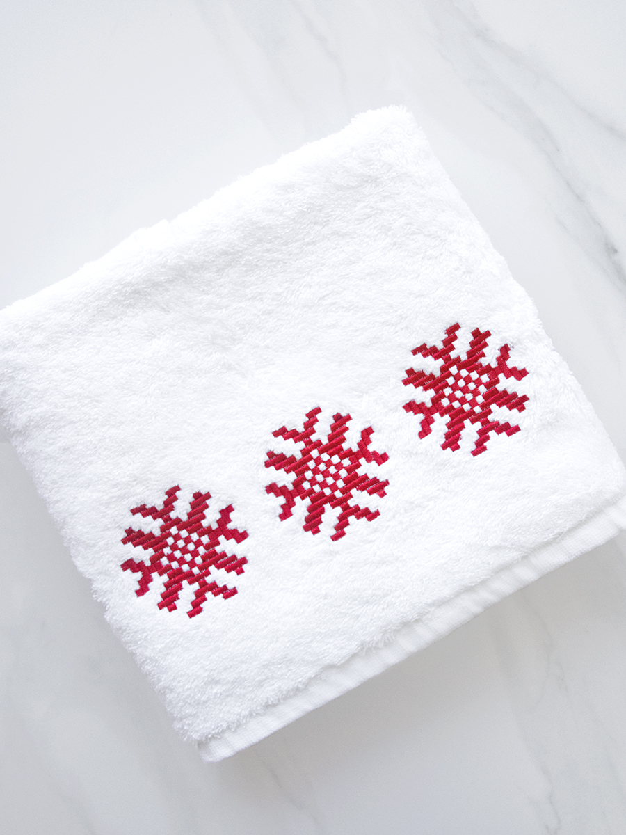 Белое полотенце с красной вышивкой "Ярыла" 