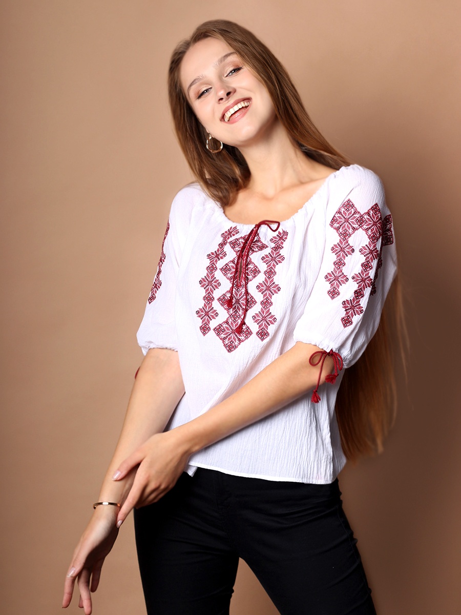 Белая блузка с бордовой вышивкой "Орнамент"