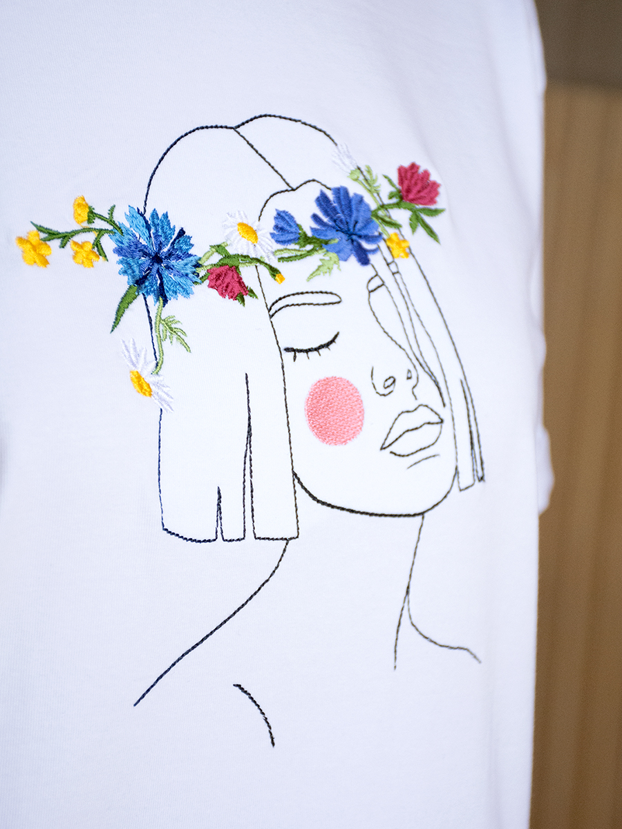 Женская белая футболка оверсайз с вышивкой " Девушка с венком"