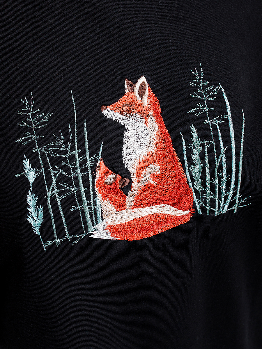 Женская футболка черная оверсайз с вышивкой "Лисички"