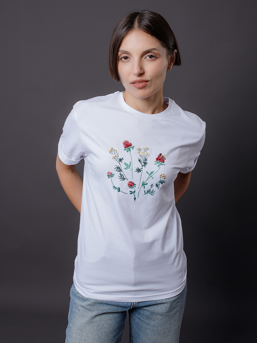 Женская футболка белая оверсайз с вышивкой "Клевер"