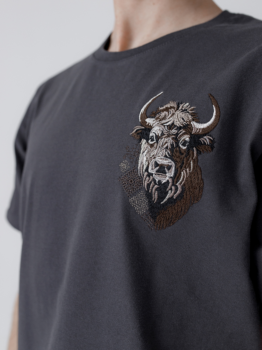 Графитовая футболка мужская плотная с вышивкой "Бизон"