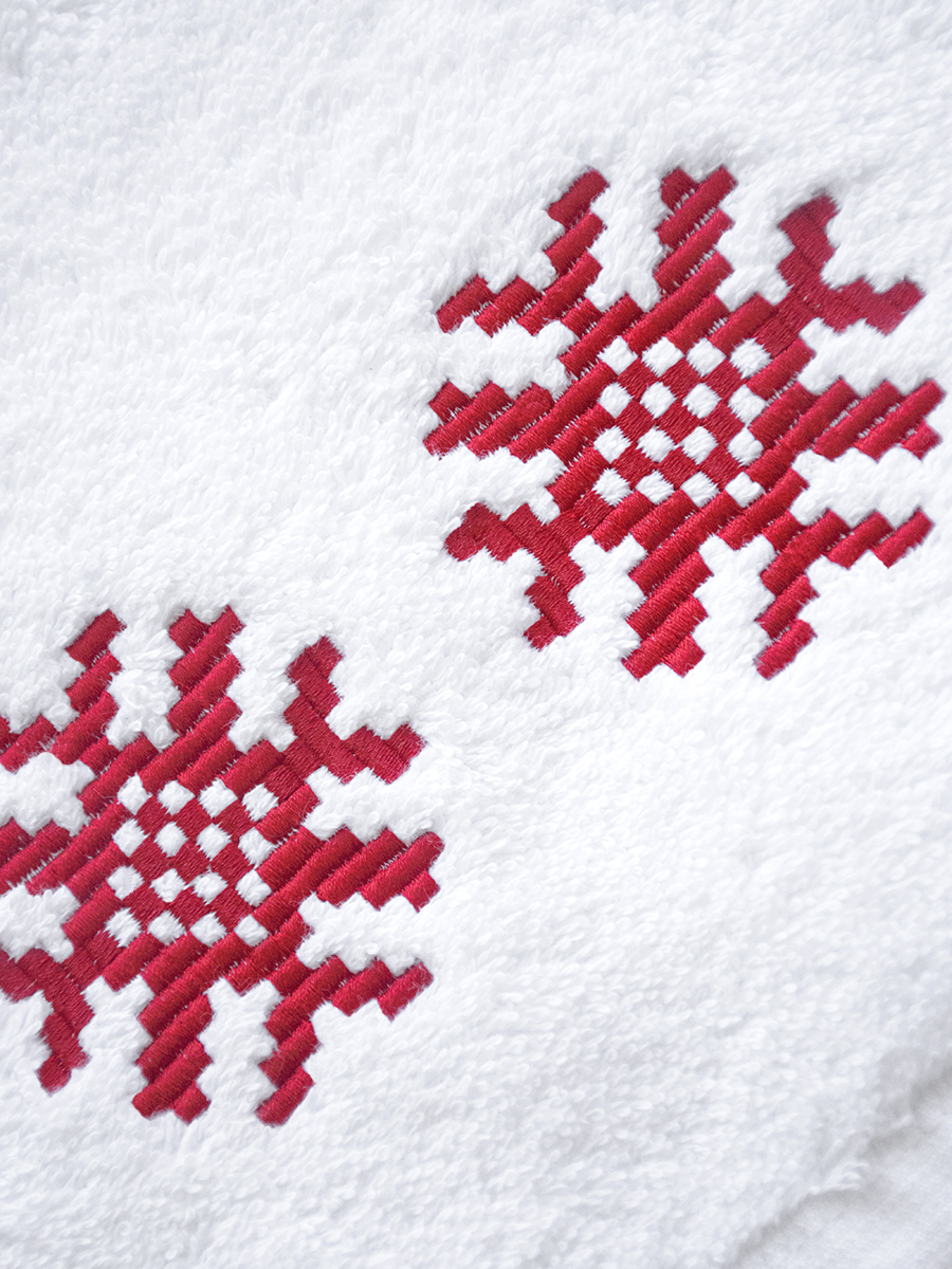 Белое полотенце с красной вышивкой "Ярыла" 