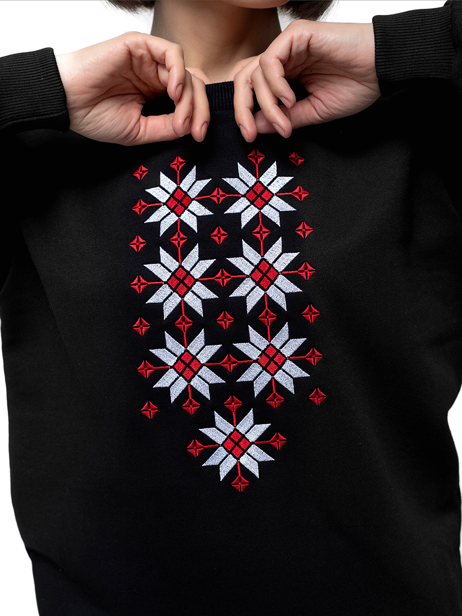 Свитшот женский черный прямого кроя с красно-белой вышивкой "Жыццё" 