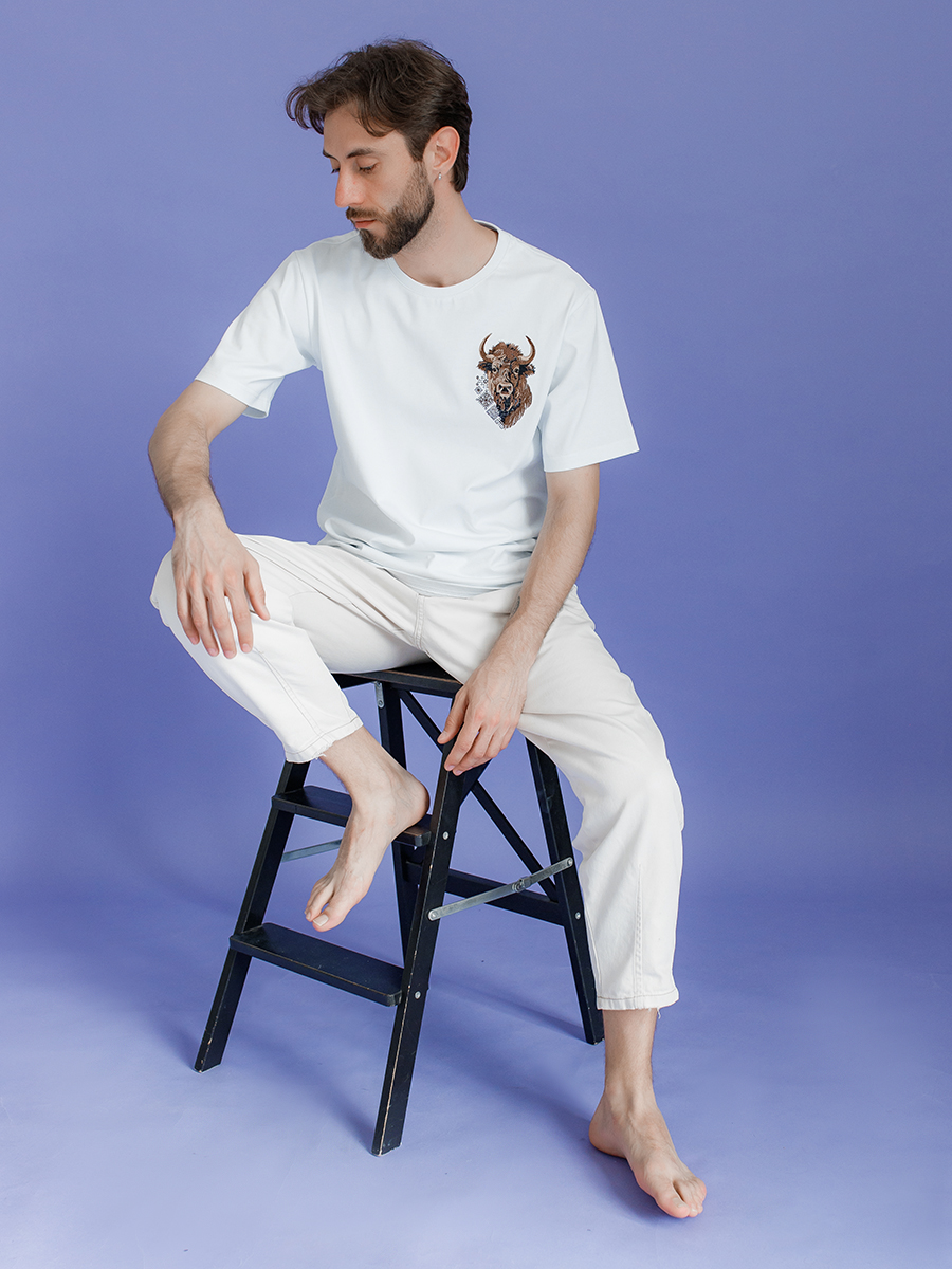 Белая футболка мужская плотная с вышивкой "Бизон"