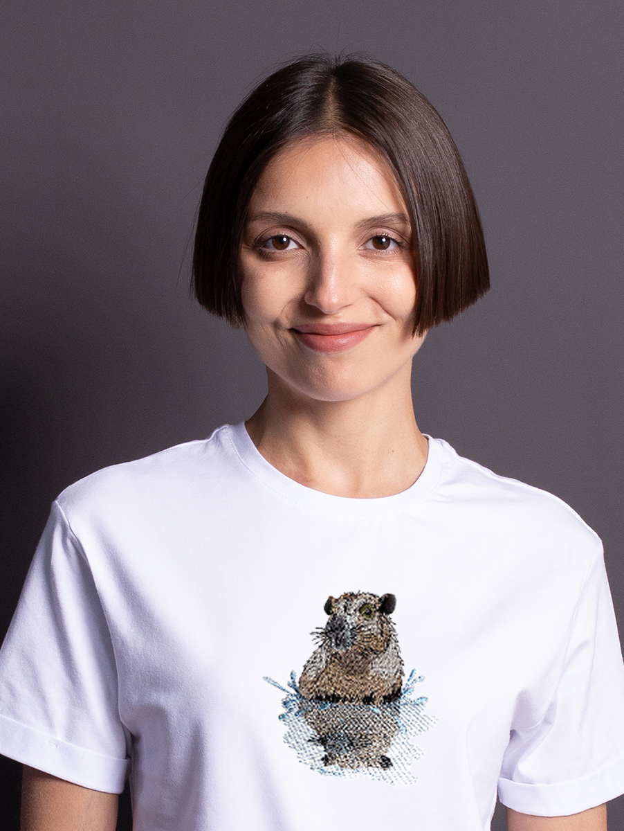 Женская футболка белая оверсайз с вышивкой "Капибара"