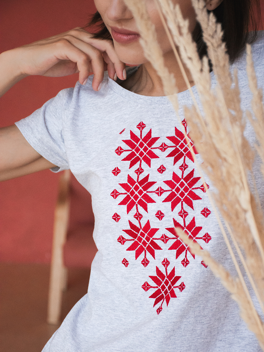 Женская футболка серая с красной вышивкой "Жыццё"