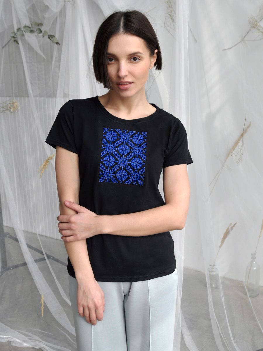 Женская футболка черная с синей вышивкой "Пяшчота" 