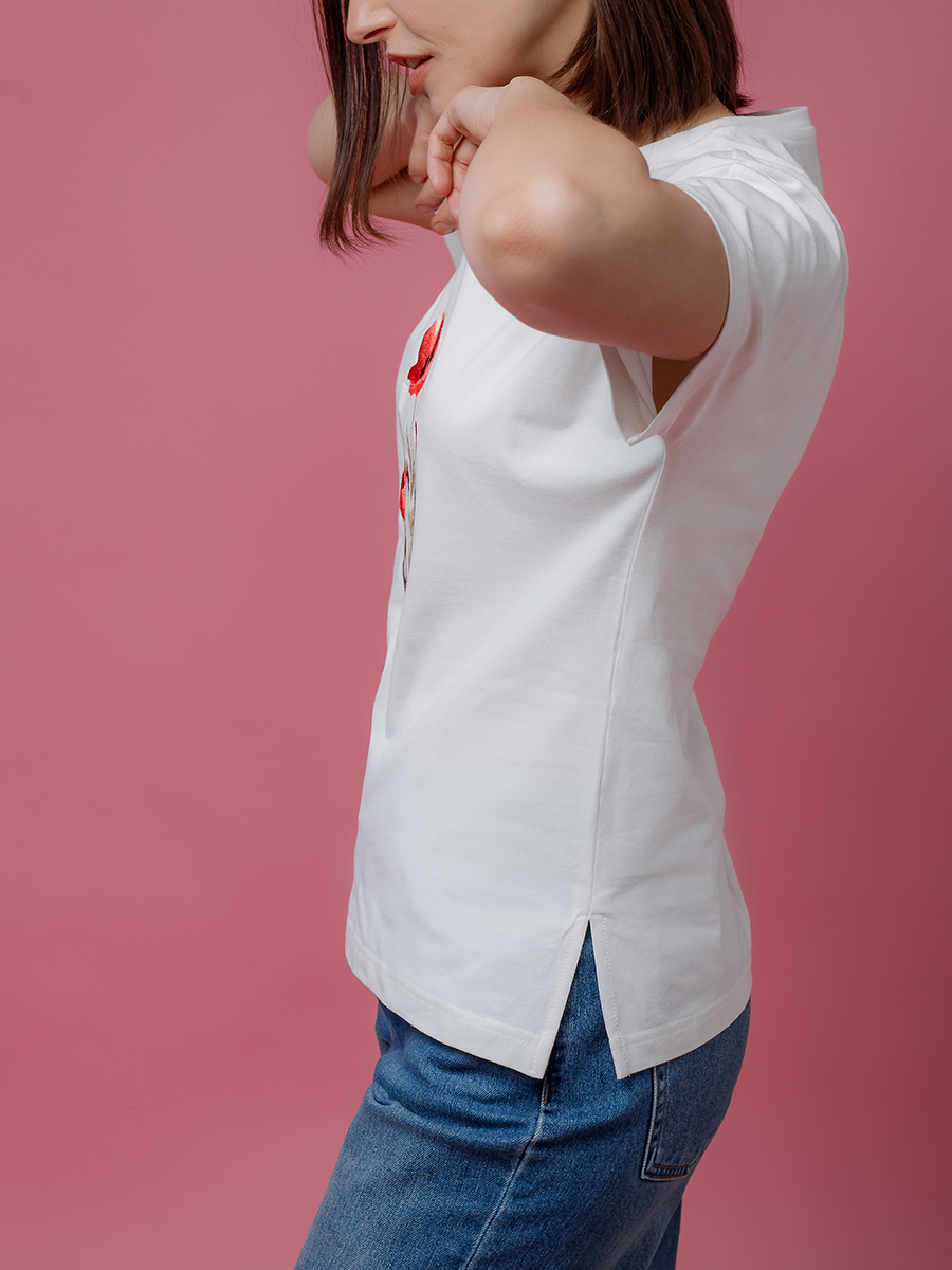 Женская молочная футболка со спущенным плечом с вышивкой "Маки"