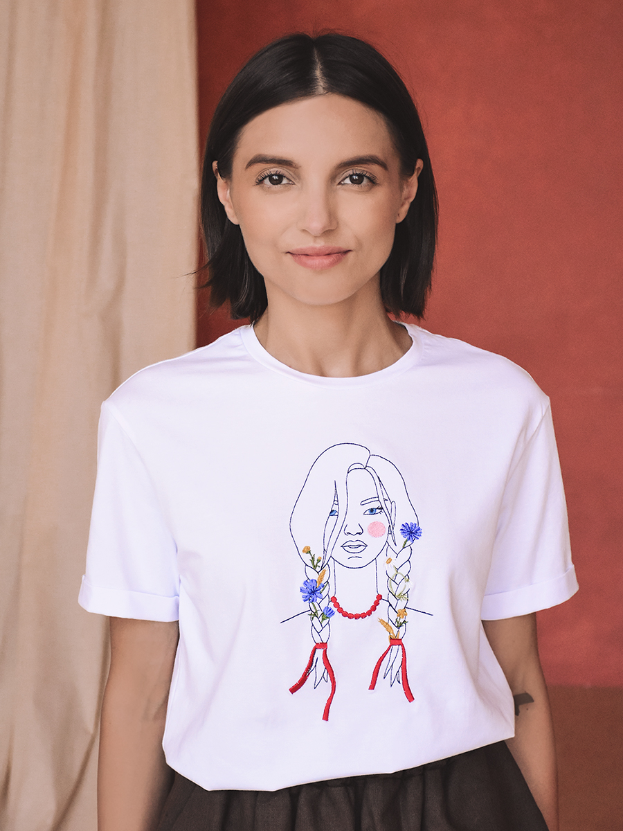 Женская белая футболка оверсайз с вышивкой "Девушка с косичками"