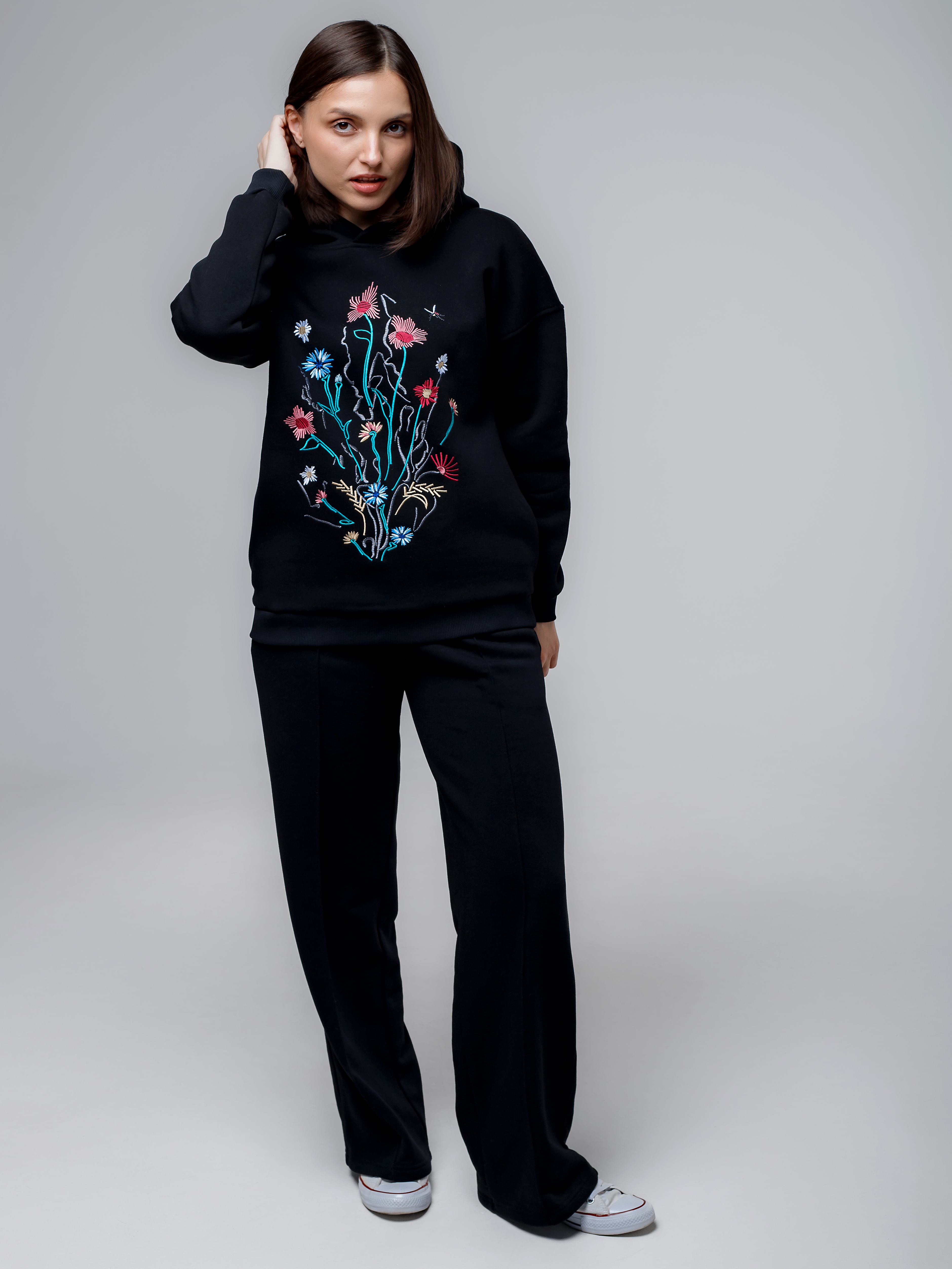 Худи женское черное с вышивкой "Цветочная галактика"