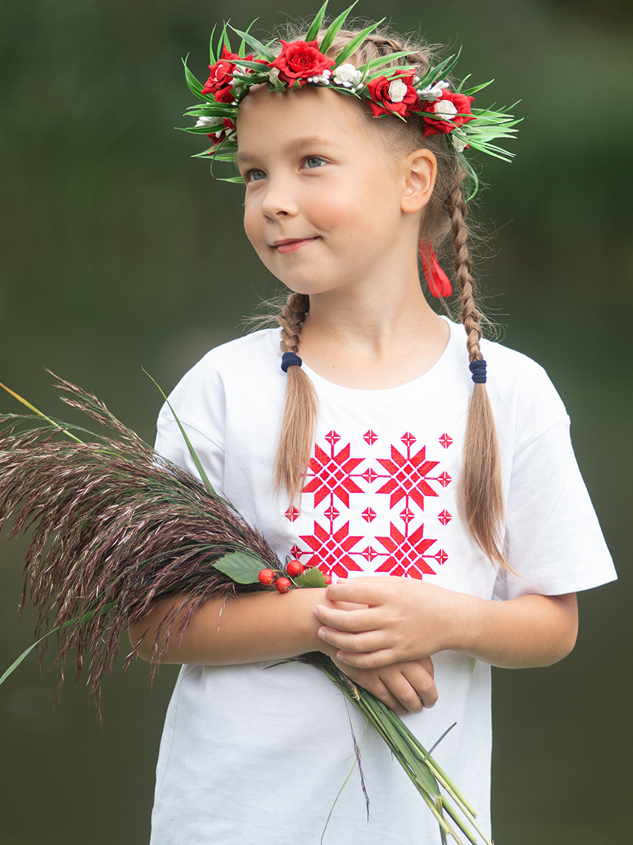 Детская футболка белая с красной вышивкой "Жыццё" 