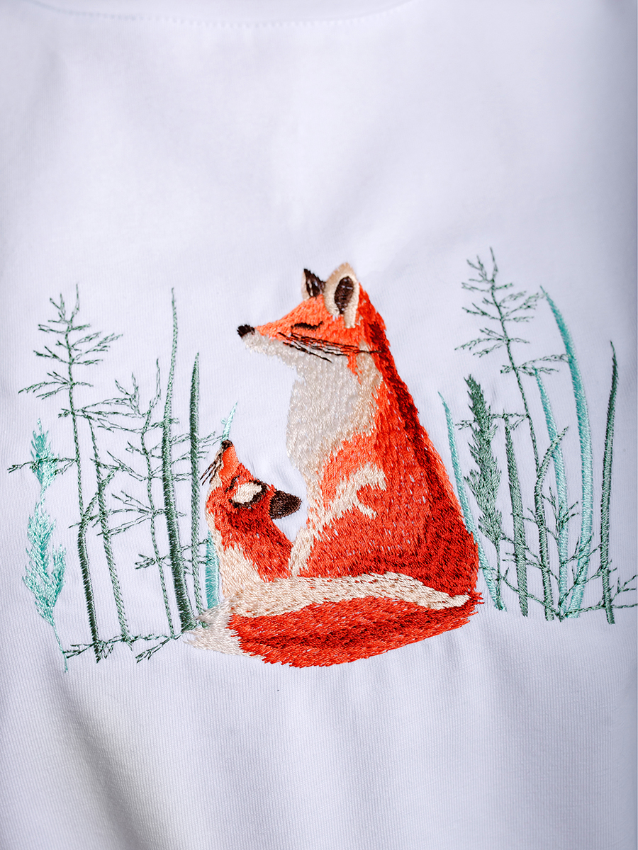 Женская футболка белая оверсайз с вышивкой "Лисички"