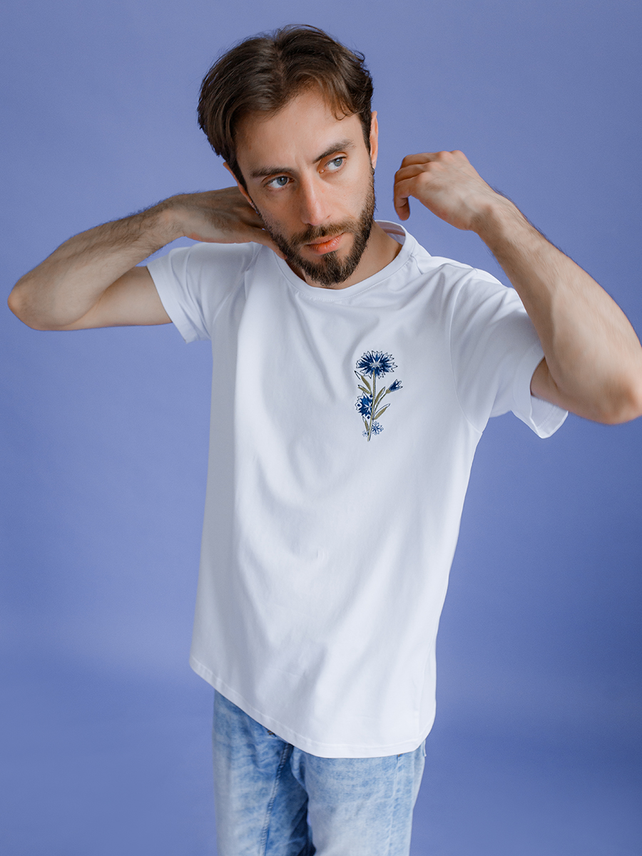 Белая футболка мужская с вышивкой "Василек"