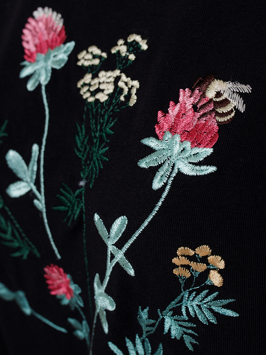 Женская футболка черная оверсайз с вышивкой "Клевер"