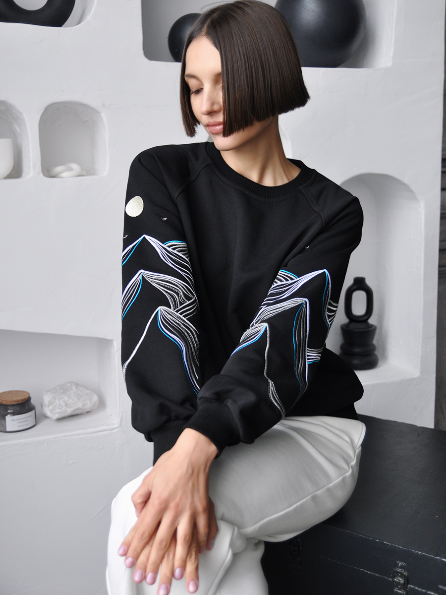 Женский свитшот реглан черный с вышивкой "Горы"