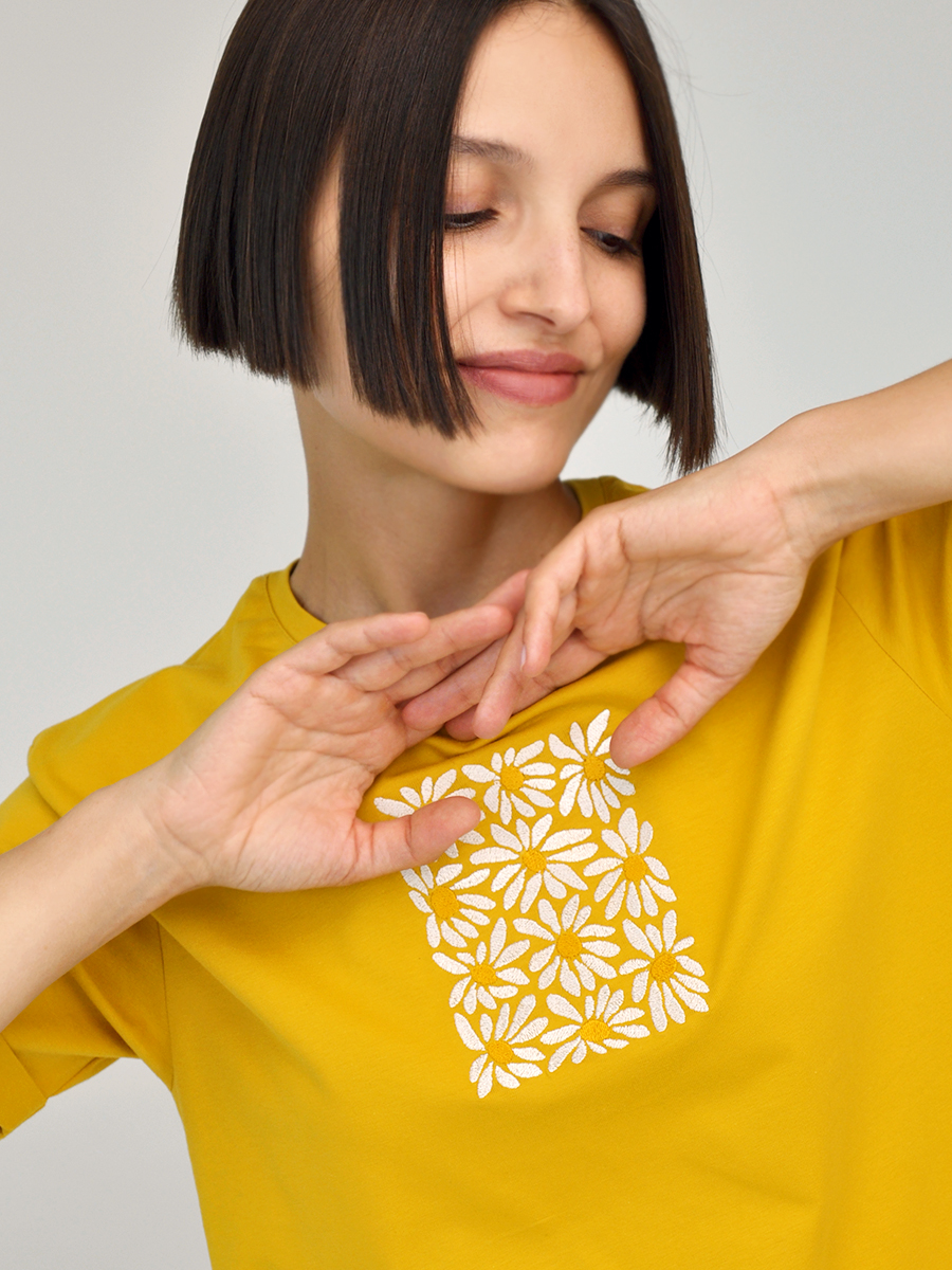 Женская горчичная футболка оверсайз с вышивкой "Поле ромашек"