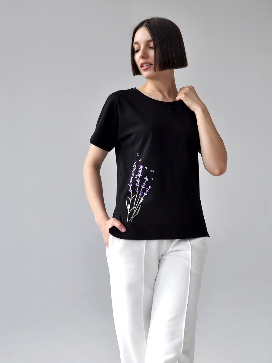Женская черная футболка со спущенным плечом и разрезами с вышивкой "Лаванда"