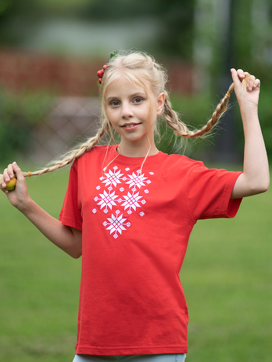 Детская футболка красная с белой вышивкой "Жыццё" 