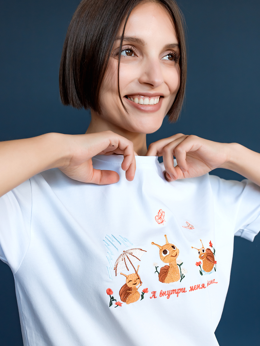 Женская белая футболка оверсайз с вышивкой "Улиточки"