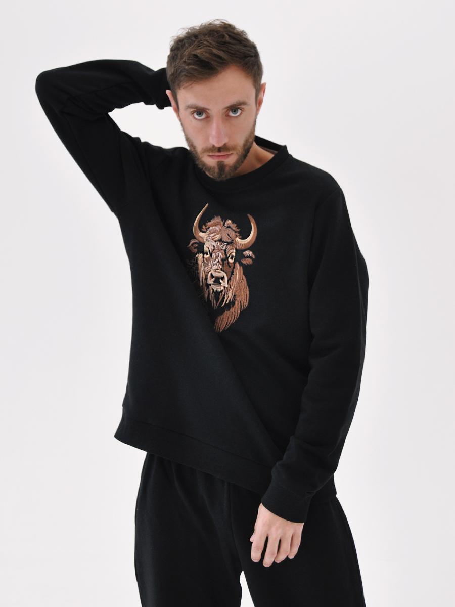 Свитшот мужской черный с вышивкой "Бизон"