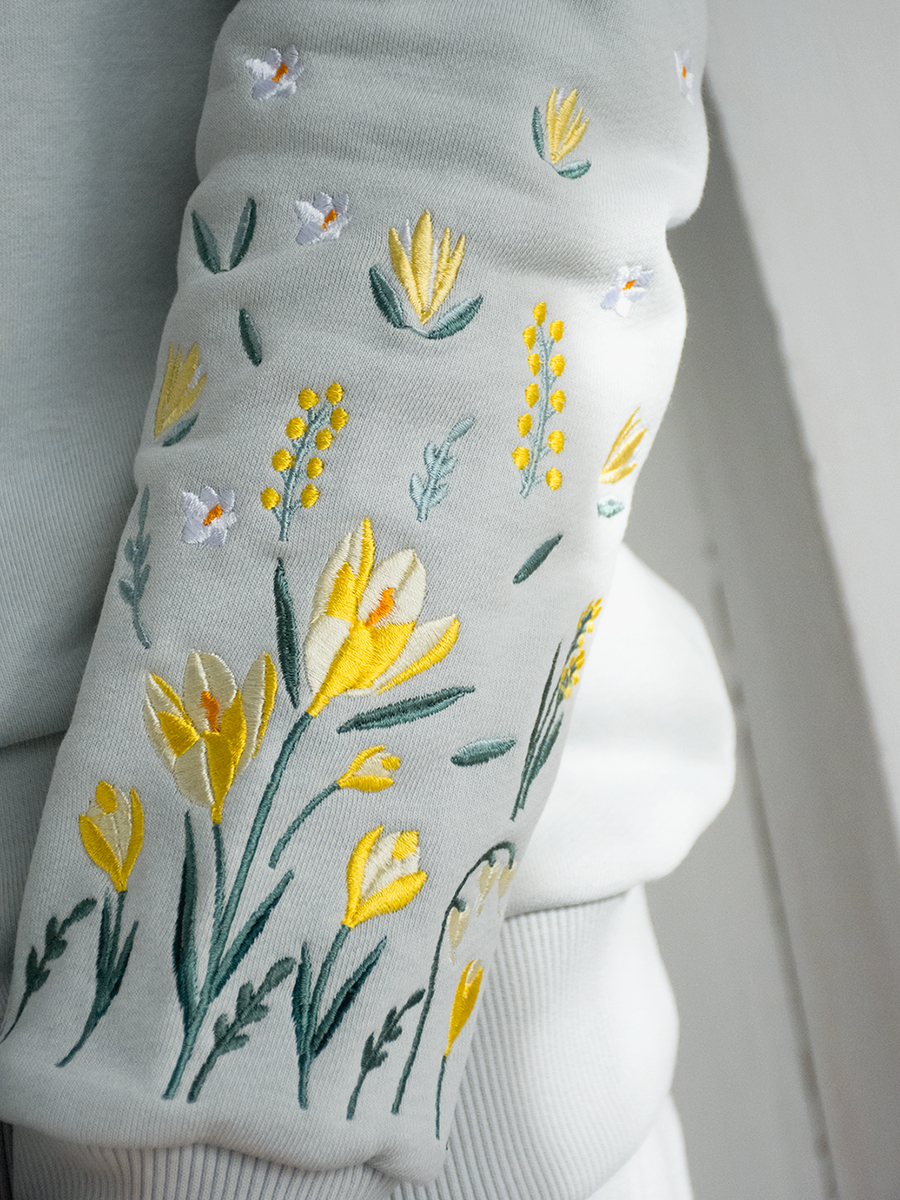 Женский свитшот светло-серый с вышивкой "Крокусы"