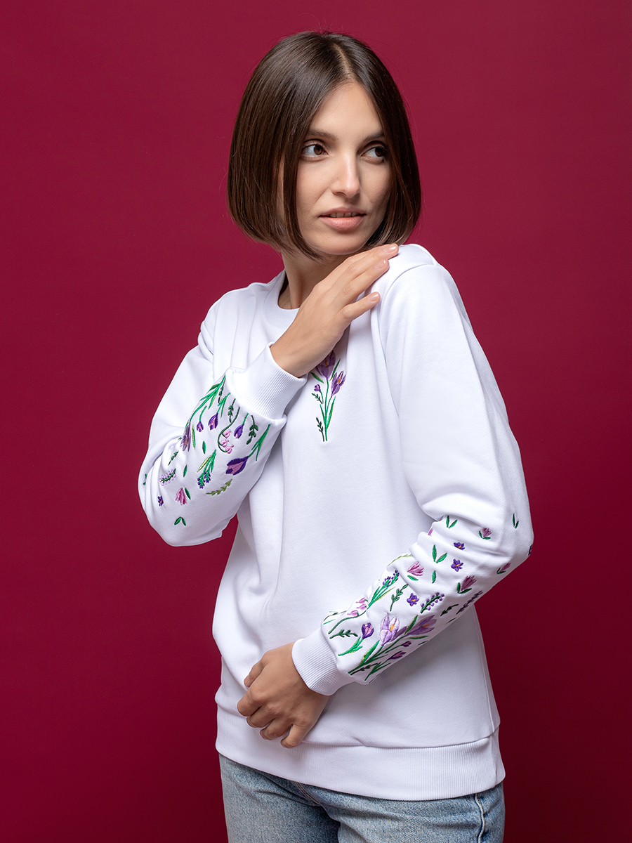 Женский свитшот белый прямого кроя с вышивкой "Крокусы"