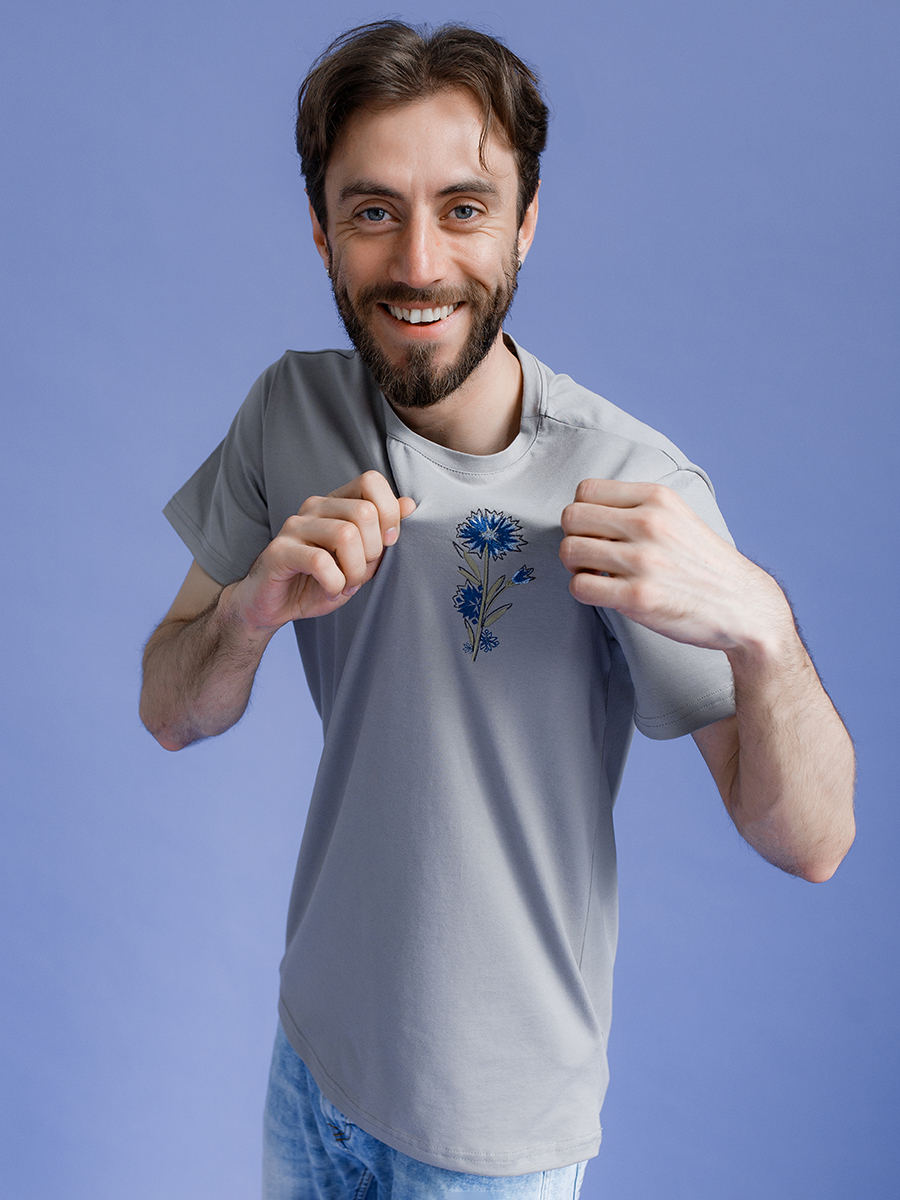 Серо-бежевая футболка мужская с вышивкой "Василек"