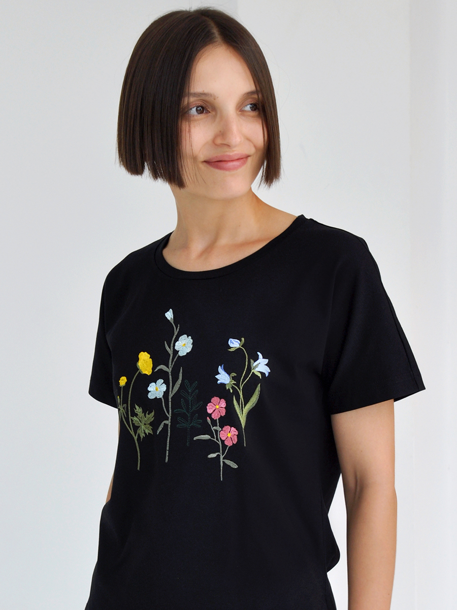 Женская черная футболка со спущенным плечом и разрезами с вышивкой "Мир цветов"
