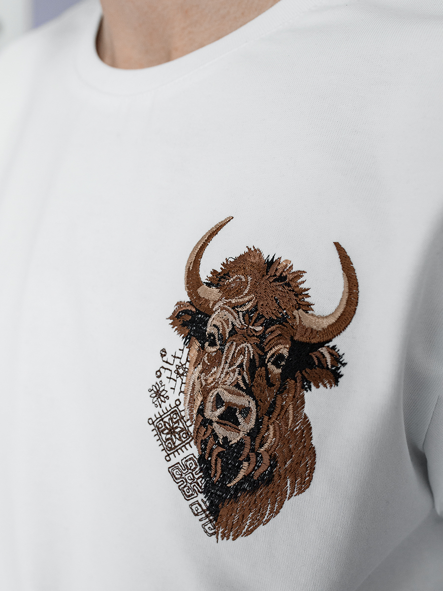 Белая футболка мужская с вышивкой "Бизон"