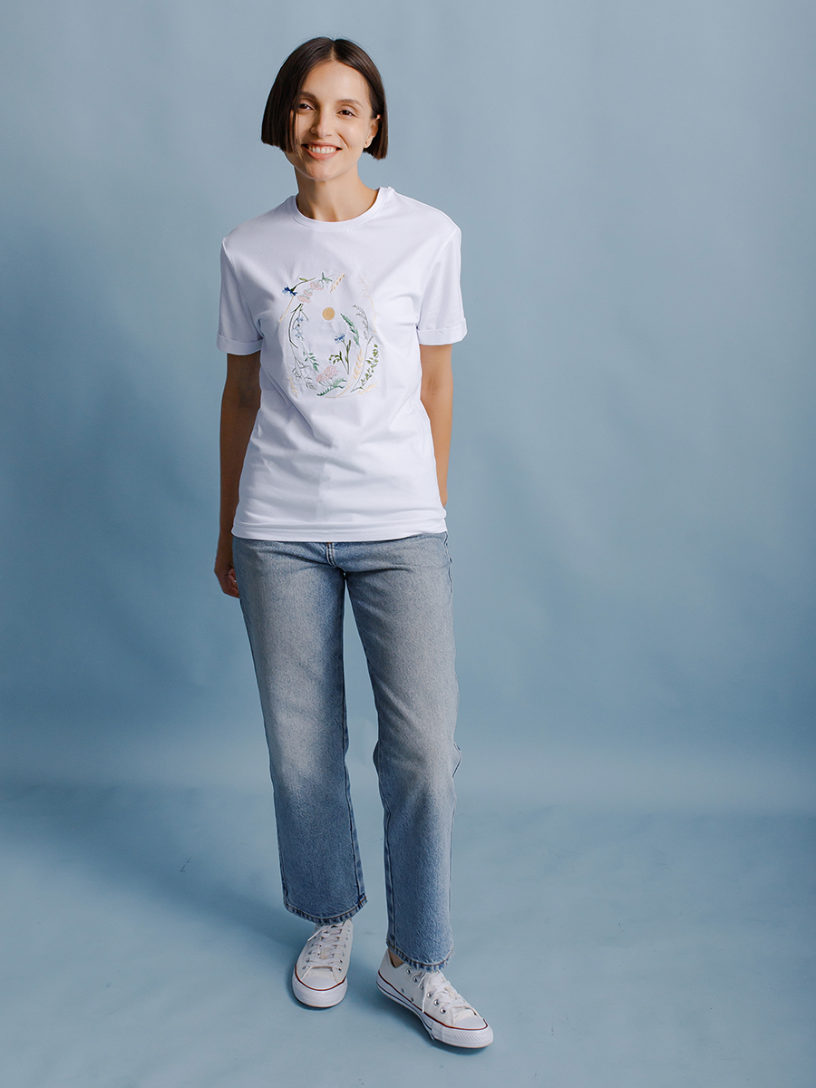 Женская футболка белая оверсайз с вышивкой "Вальс цветов"