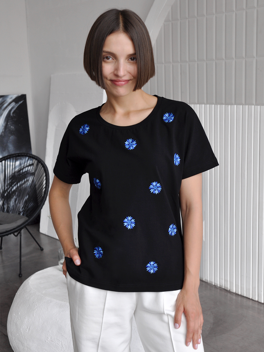 Женская черная футболка со спущенным плечом и разрезами с вышивкой "Василёчки"