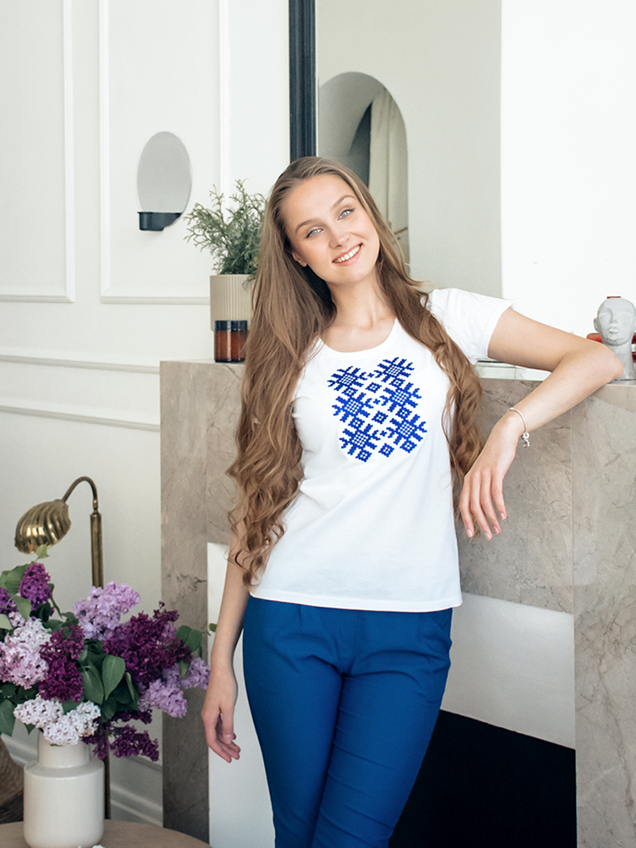 Женская футболка белая с синей вышивкой "Ярыла" 