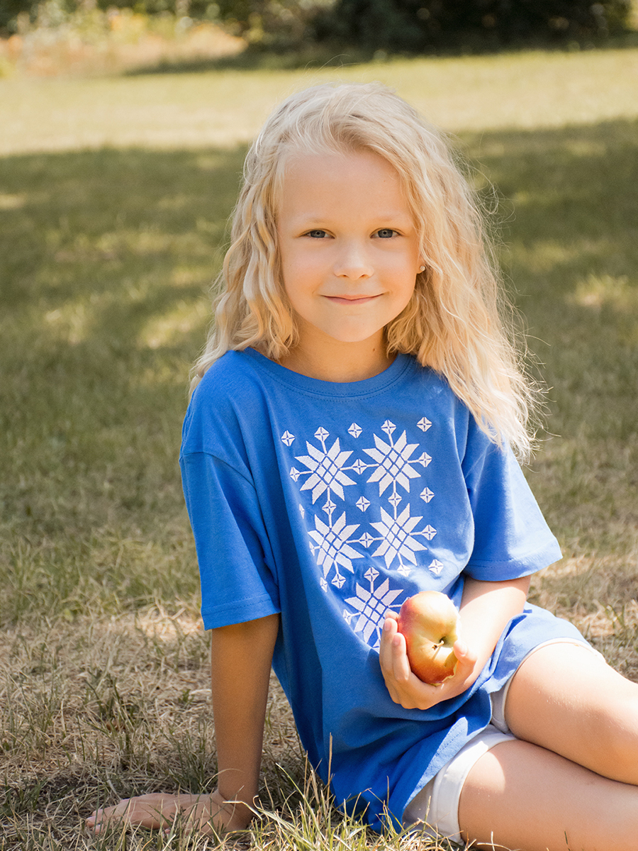 Детская футболка васильковая с белой вышивкой "Жыццё" 