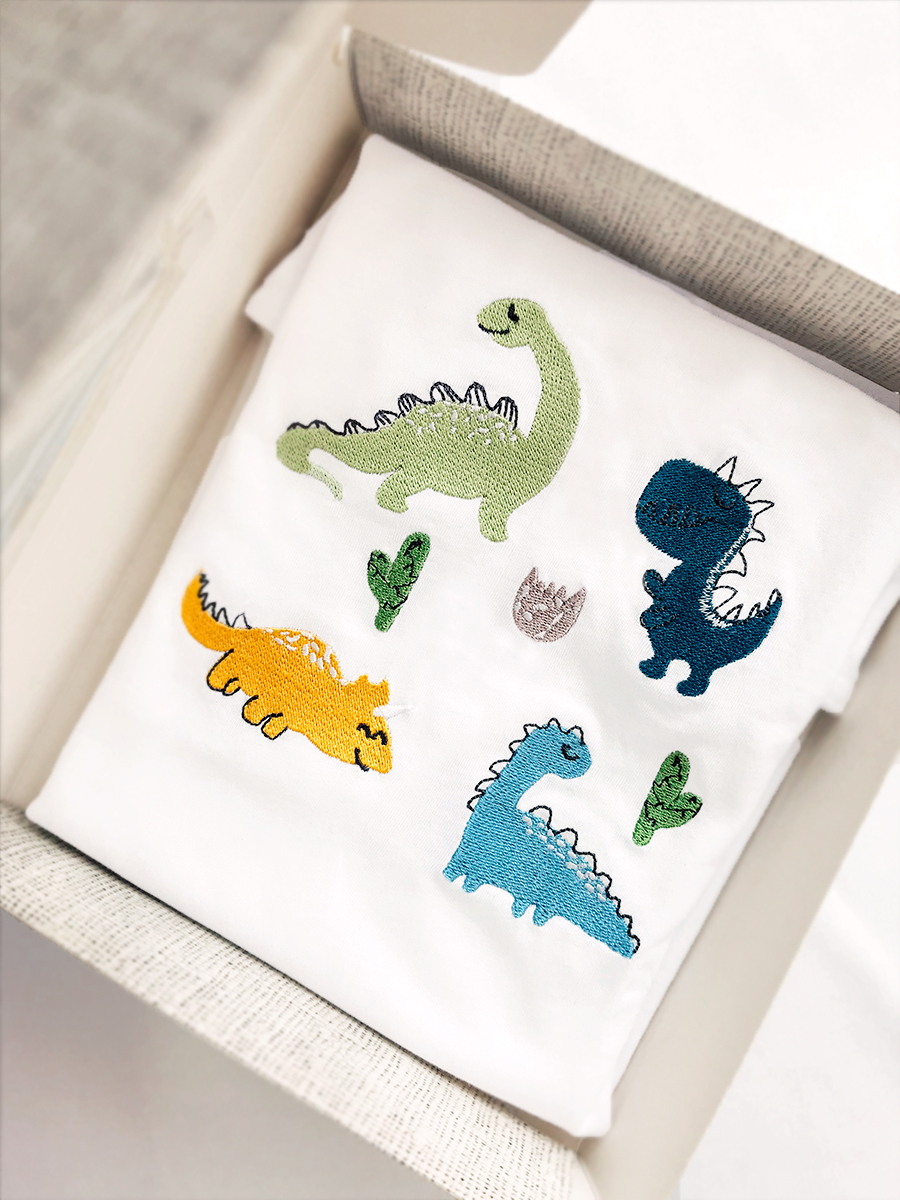 Детская футболка белая с вышивкой "Динозаврики" 