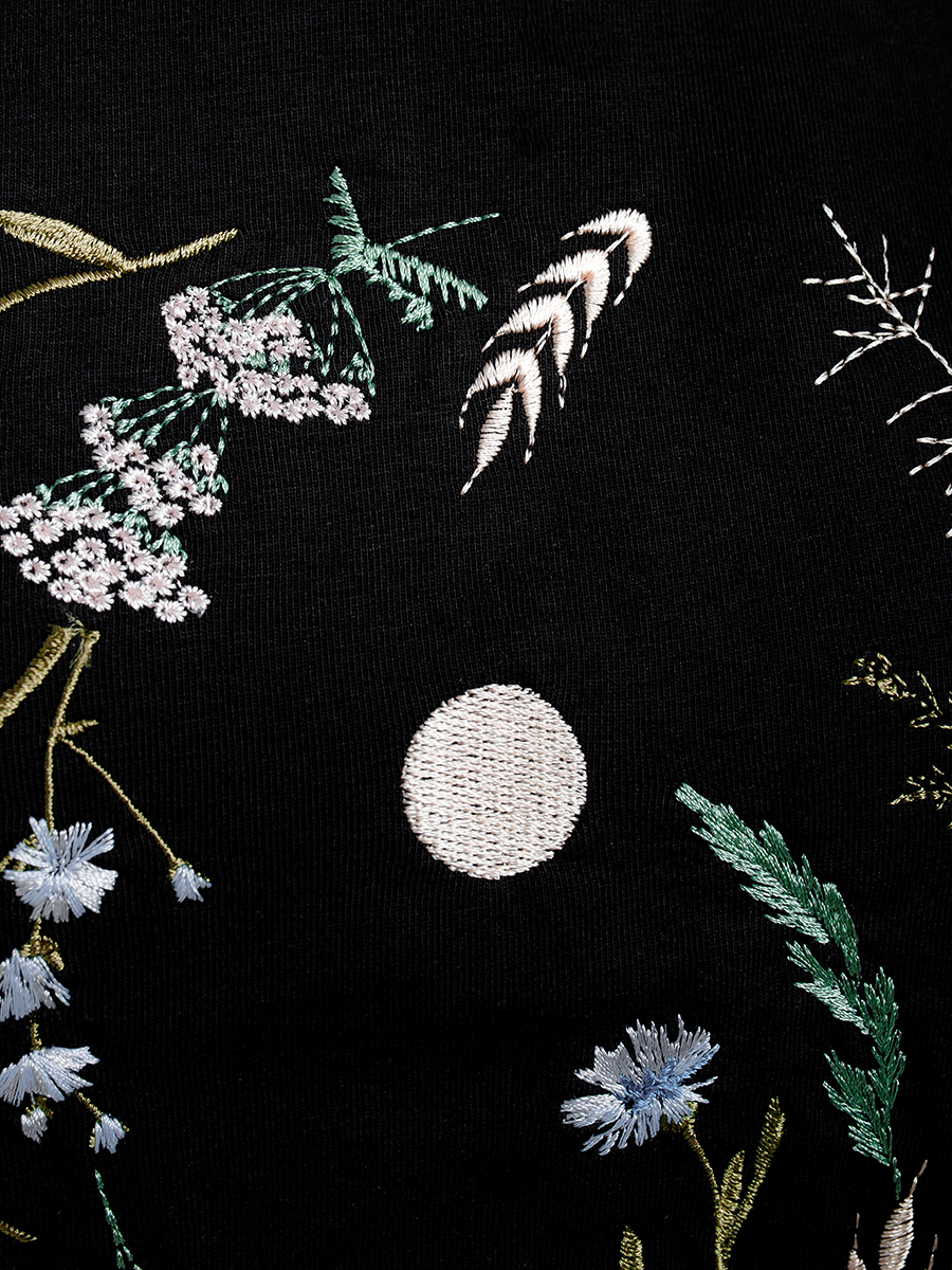 Женская футболка черная оверсайз с вышивкой "Вальс цветов"