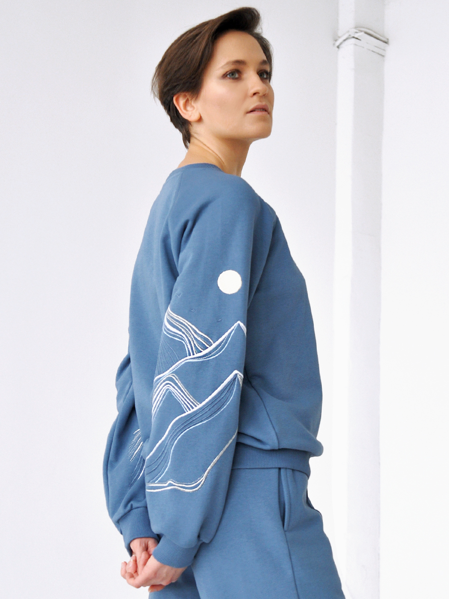 Женский свитшот реглан джинсового цвета с вышивкой "Горы"