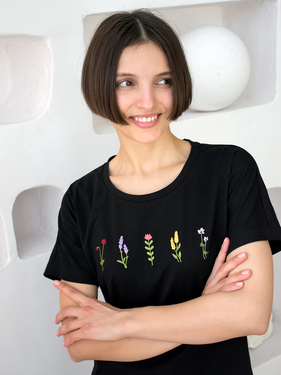 Женская черная футболка со спущенным плечом и разрезами с вышивкой "5 flowers"