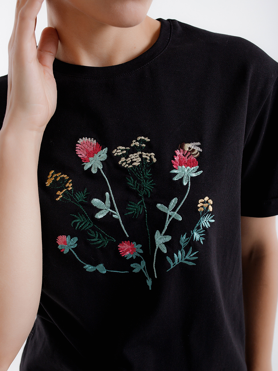 Женская футболка черная оверсайз с вышивкой "Клевер"